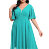 Plus size midi φόρεμα σε aqua με V ντεκολτέ και κλος μανίκια, ιδανικό για επίσημες εμφανίσεις