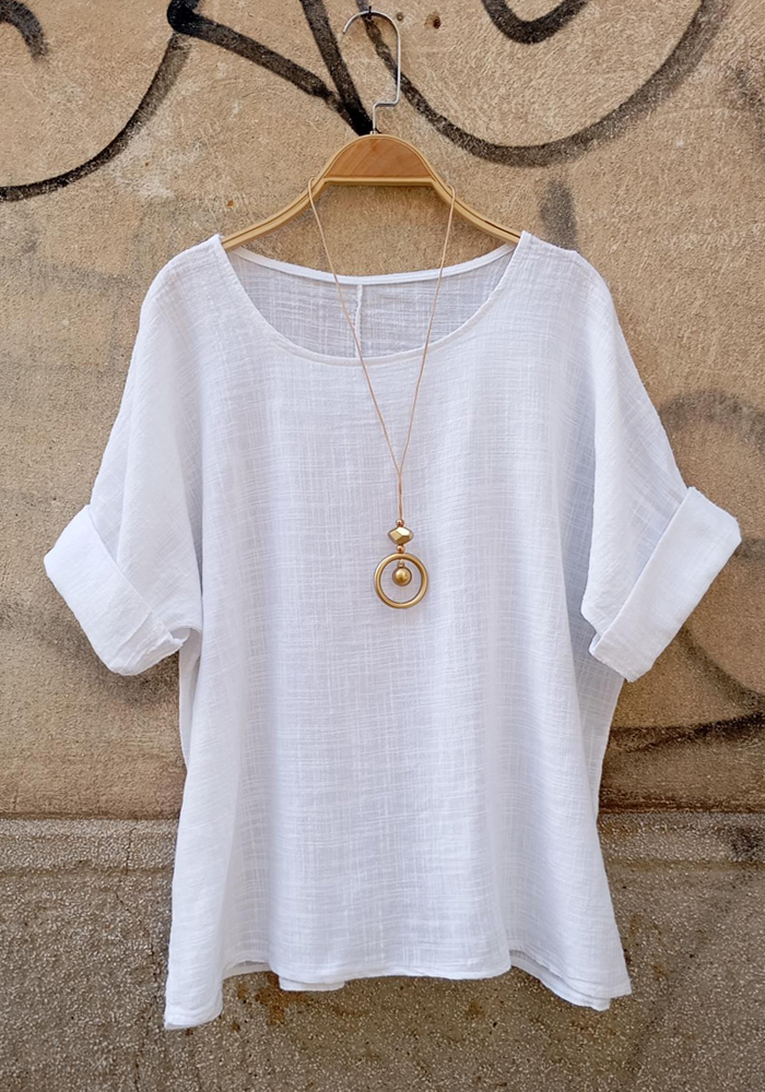 Oversized λευκή μπλούζα με στρογγυλή λαιμόκοψη και μανίκια με ρεβέρ