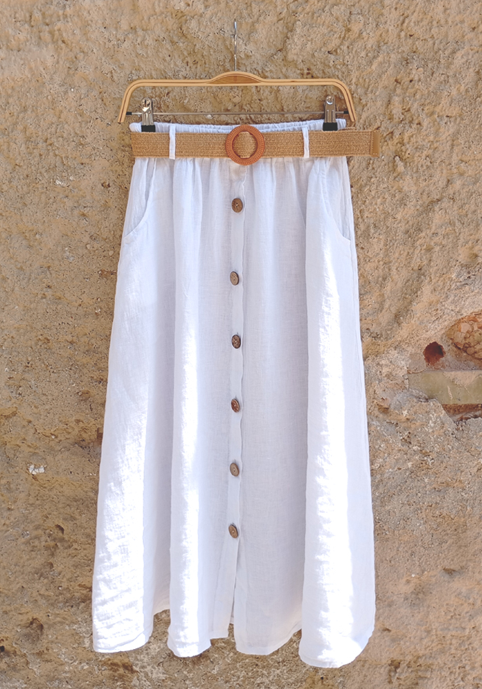 Λευκή λινή φούστα με κουμπιά και ψάθινη ζώνη, ιδανική για boho καλοκαιρινό στυλ