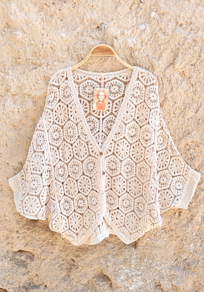 Πλεκτό boho κιμονό Casta σε εκρού απόχρωση, με γεωμετρικά μοτίβα και κουμπιά εμπρός