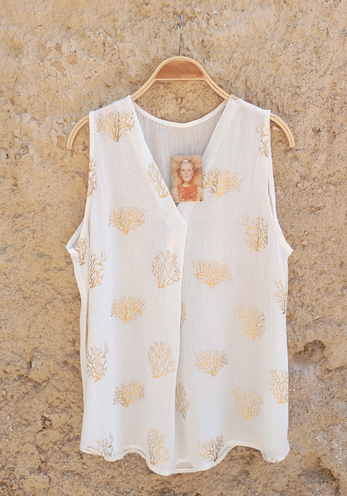 Αμάνικη μπλούζα σε εκρού χρώμα με χρυσοκέντημα κοραλλιού και V λαιμόκοψη – boho chic καλοκαιρινό top