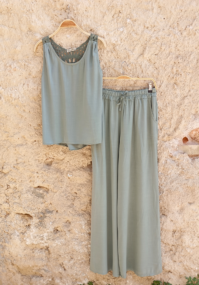 Γυναικείο boho σετ χακί με δαντελένια μπλούζα και φαρδύ παντελόνι – καλοκαιρινό σύνολο για καθημερινή χρήση.