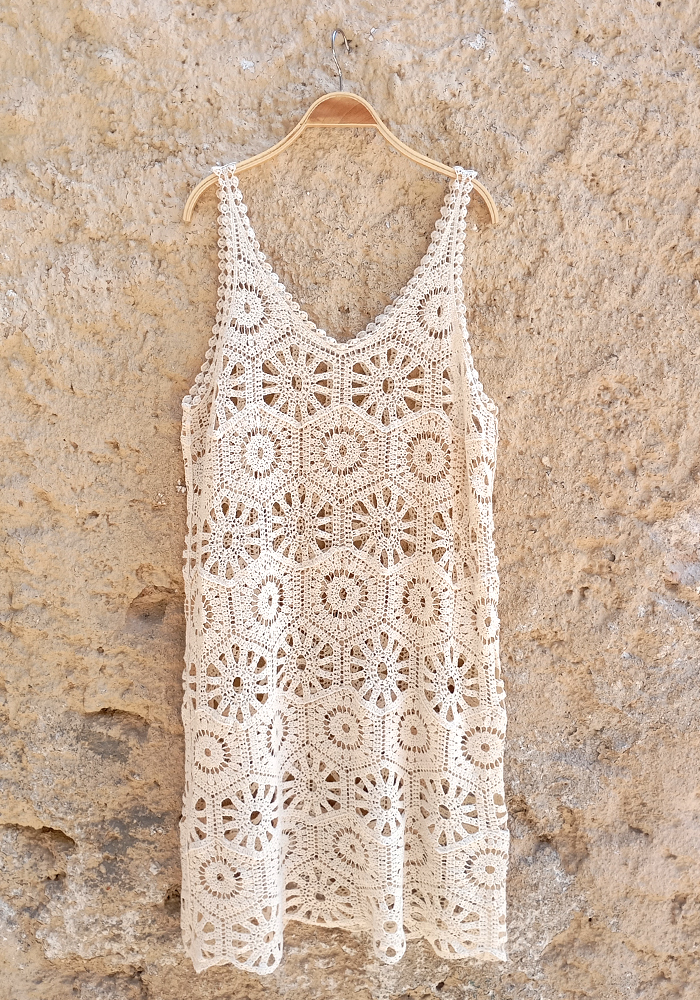 Γυναικείο μπεζ πλεκτό crochet φόρεμα σε boho γραμμή, ιδανικό για καλοκαιρινές εμφανίσεις και παραλία.