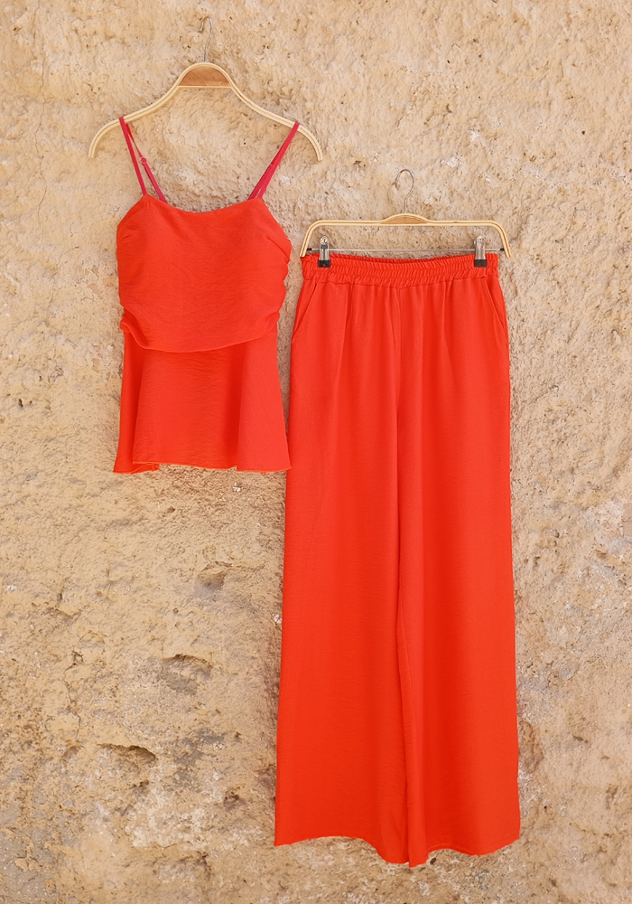 Γυναικείο κόκκινο καλοκαιρινό σετ με ρυθμιζόμενο top και φαρδιά παντελόνα από viscose.