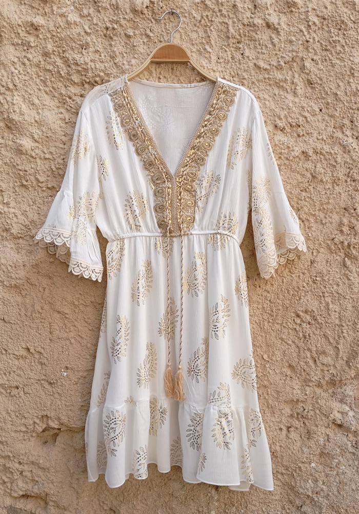 λευκό boho φόρεμα με χρυσό κέντημα και δαντέλα στα μανίκια