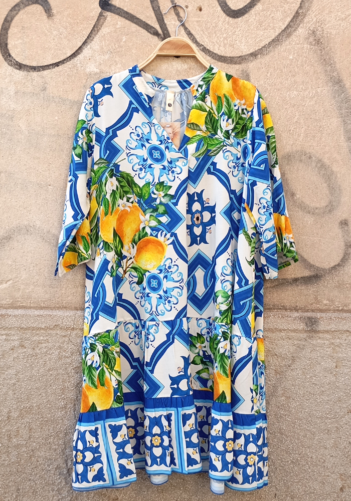Καλοκαιρινό φόρεμα με print λεμονιών και μπλε γεωμετρικά μοτίβα σε ανάλαφρο ύφασμα.