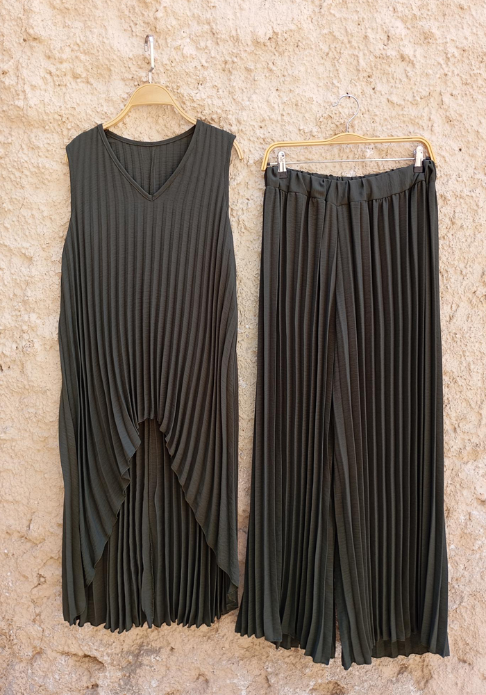 Πλισέ γυναικείο σετ σε χακί χρώμα με ασύμμετρο τοπ και φαρδιά παντελόνα