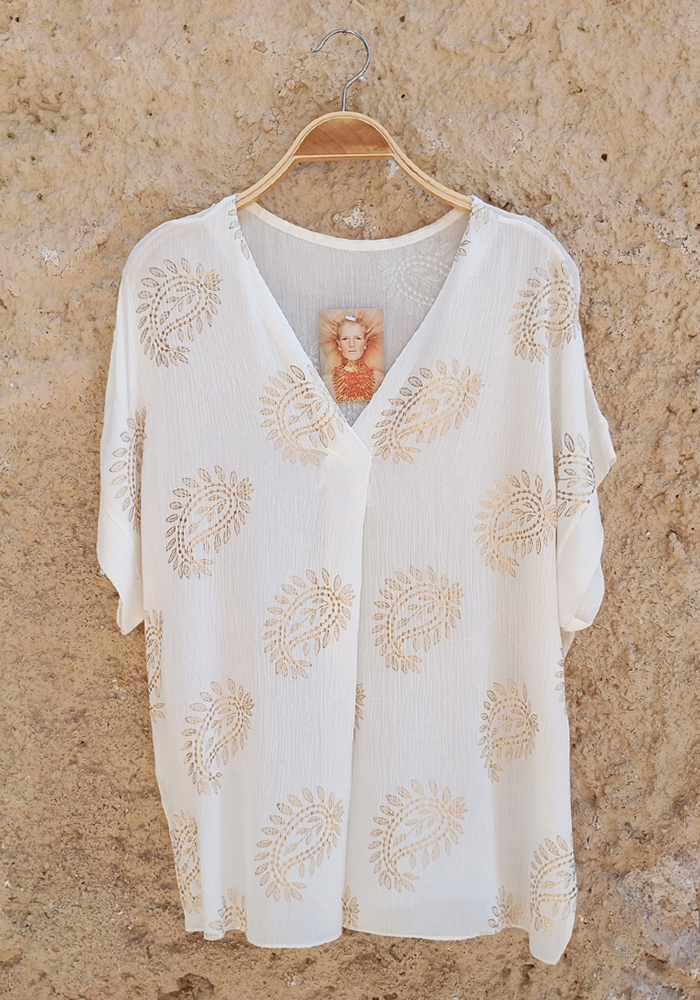 Εκρού τουνίκ με χρυσές λεπτομέρειες για καλοκαιρινές εμφανίσεις και resort look