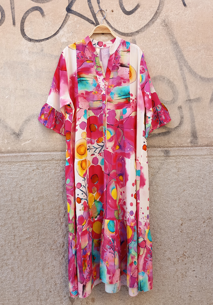 Καλοκαιρινό εμπριμέ φόρεμα με πολύχρωμο αφηρημένο μοτίβο και βολάν στα μανίκια.