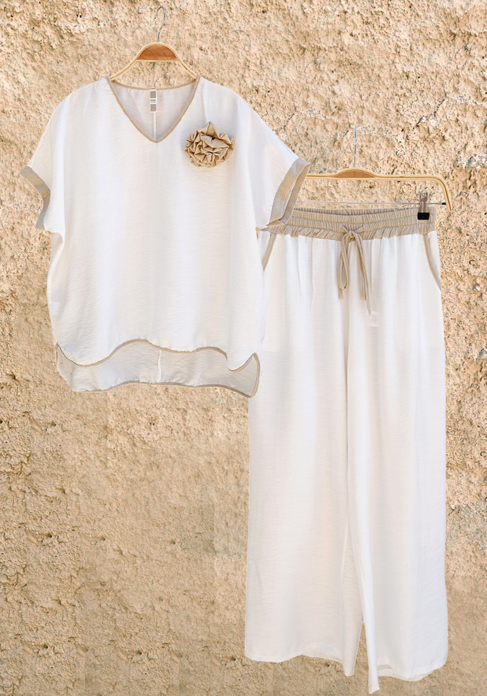 Καλοκαιρινό γυναικείο σετ εκρού με μπλούζα V και διακοσμητικό λουλούδι και φαρδύ παντελόνι με λάστιχο στη μέση