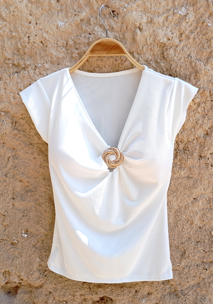 λευκό μπλουζάκι με V ντεκολτέ και χρυσό διακοσμητικό snail στο στήθος
