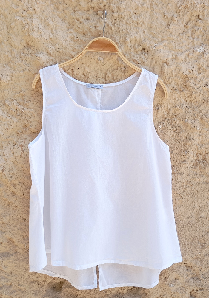 Λευκό αμάνικο top με στρογγυλή λαιμόκοψη και διακοσμητικά κουμπιά στην πλάτη