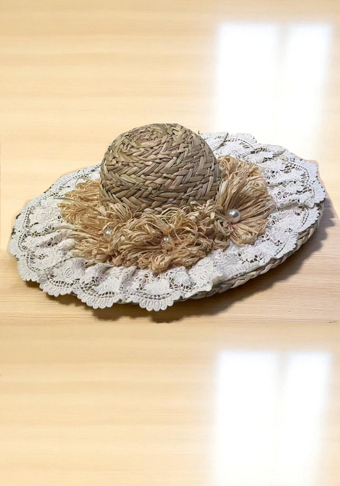 Ψάθινο καπέλο με λευκή δαντέλα και πέρλες, διακοσμημένο σε ρομαντικό στυλ