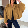 Γυναικείο κάμελ suede oversized jacket με φαρδιά μανίκια και μοντέρνο design.