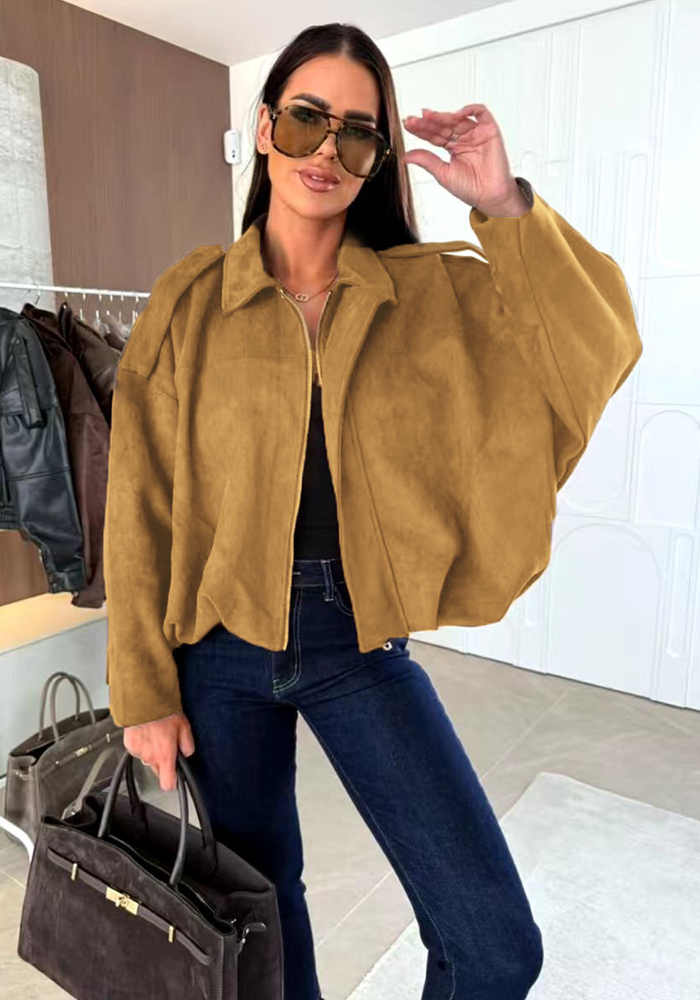 Γυναικείο κάμελ suede oversized jacket με φαρδιά μανίκια και μοντέρνο design.