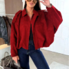 Γυναικείο κόκκινο suede oversized jacket με φαρδιά μανίκια και μοντέρνο design.