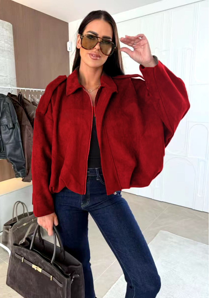 Γυναικείο κόκκινο suede oversized jacket με φαρδιά μανίκια και μοντέρνο design.