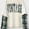 Μπλούζα εκρού με τύπωμα VINTAGE και καρό μακριά μανίκια, layered design, casual retro στυλ.