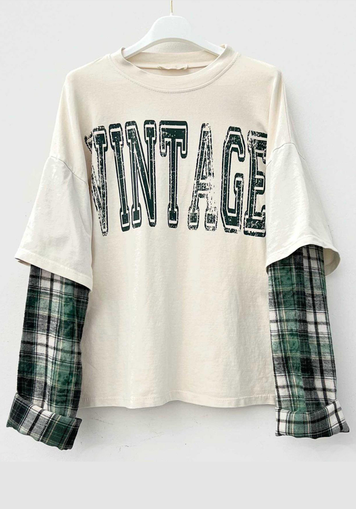 Μπλούζα εκρού με τύπωμα VINTAGE και καρό μακριά μανίκια, layered design, casual retro στυλ.