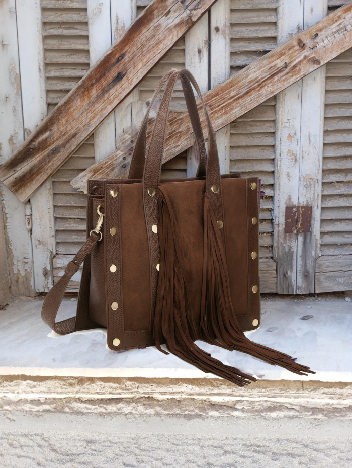 Καφέ tote τσάντα με κρόσσια και χρυσές λεπτομέρειες από suede και δέρμα.