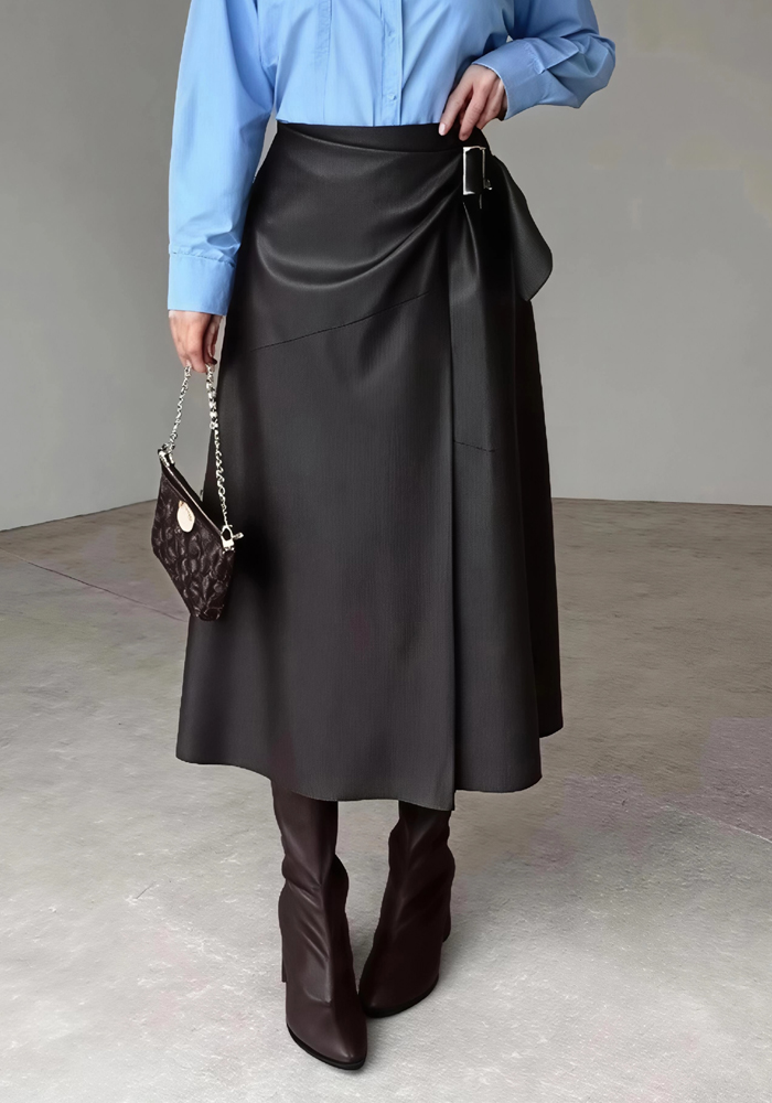 Γυναικεία μαύρη midi wrap φούστα Draper με αγκράφα φορεμένη με μπλε πουκάμισο και μπότες