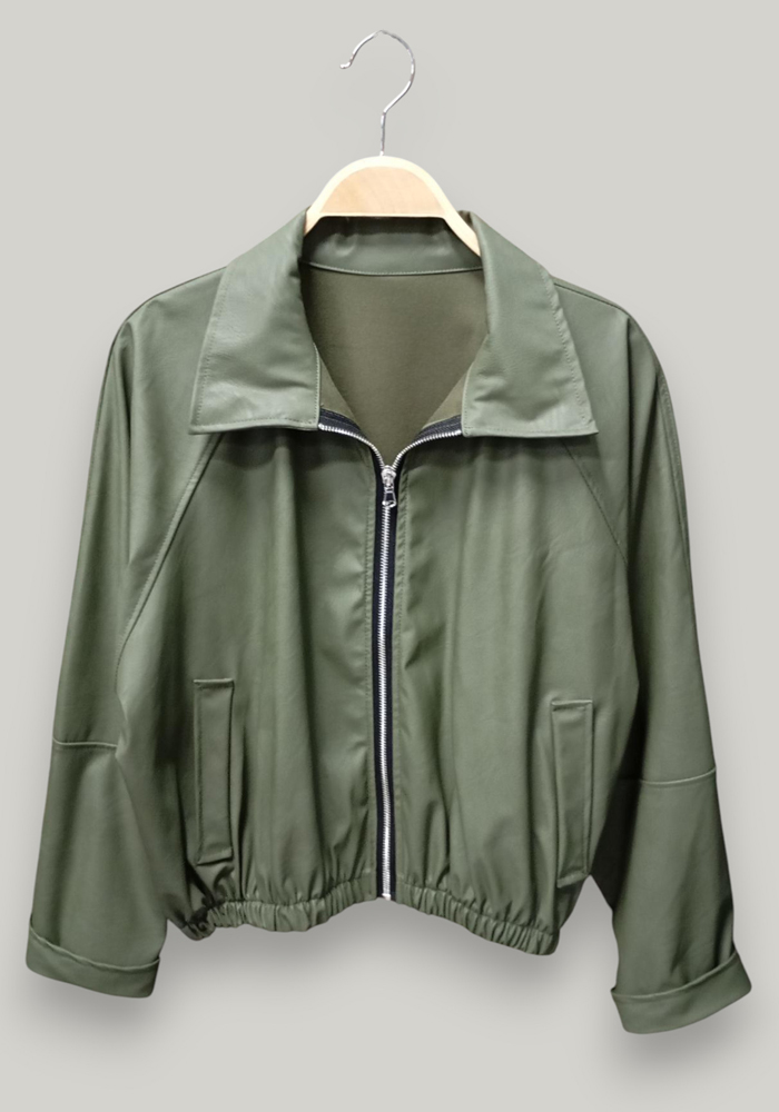 Oversized χακί bomber jacket από δερματίνη με φερμουάρ και κλασικό γιακά.