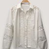 Γυναικείο λευκό πουκάμισο με δαντέλα και balloon μανίκια.