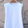 Λευκό sleeveless μπλουζάκι με βάτες, minimal γραμμή