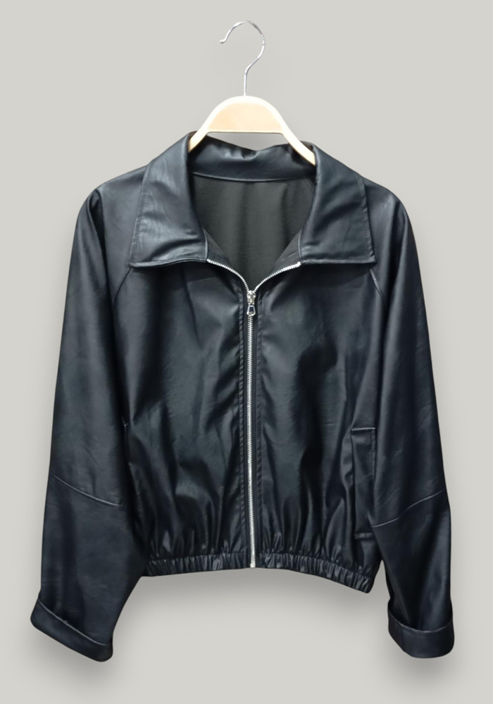 Oversized μαύρο bomber jacket από δερματίνη με φερμουάρ και κλασικό γιακά.